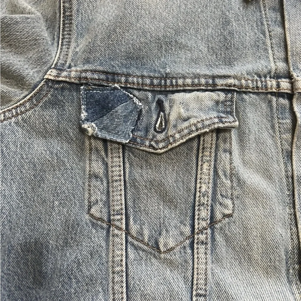 Levi’s Distressed Trucker Jacket 72334-0674 Size L Patchwork Denim Faded Wash - Picture 6 of 11